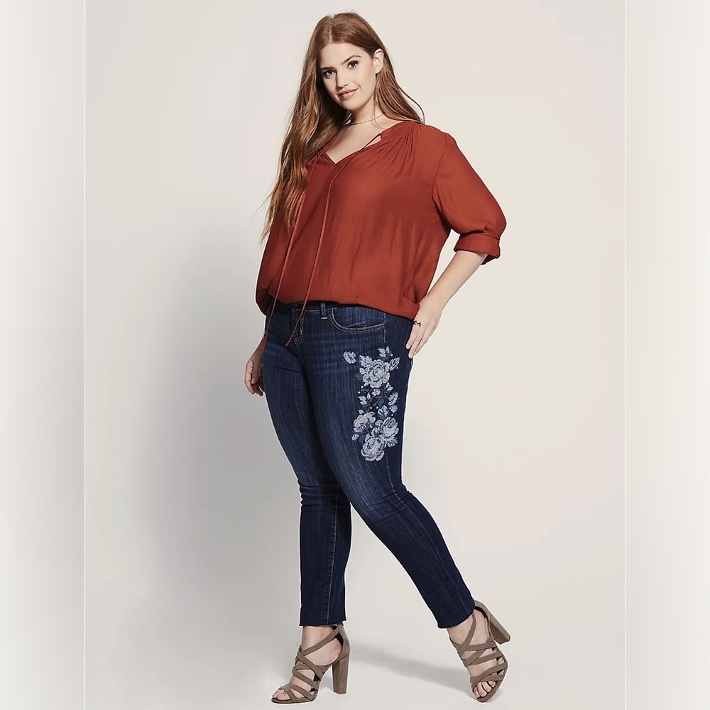 NWT! Torrid 22S PREMIUM FLORAL EMBROIDERED SKINNY JEAN - DARK WASH